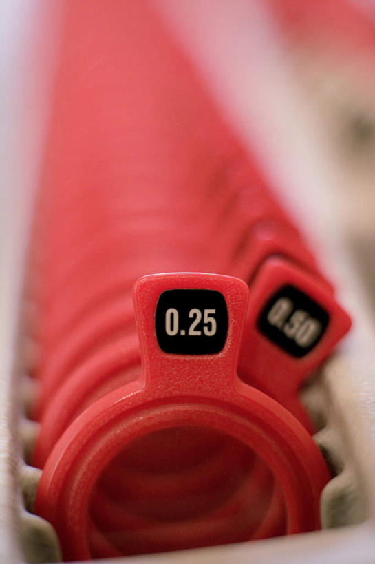 无人,竖图,室内,特写,白天,正面,静物,一排,朦胧,模糊,整齐,标志,数字,文字,字符,标识,排列,红色,白色,阿拉伯数字,卫生,队列,纯真,洁净,光明,恬静,中间色,朴素,清白,彩图,机架