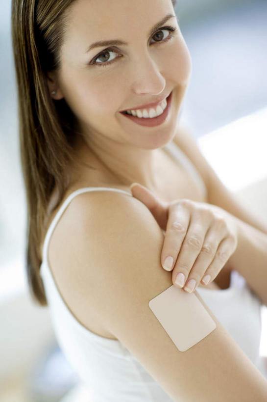 西方人,一个人,站,笑,微笑,露齿笑,竖图,俯视,室内,白天,欧洲,欧洲人,仅一个年轻女性,仅一个女性,仅一个人,服装,注视,吊带衫,休闲装,衣服,黑色,观察,看,站着,休闲,休闲服,服饰,观看,察看,尼古丁,关注,年轻女性,女人,女性,白种人,长发,站立,半身,彩图,高角度拍摄,尼古丁贴片