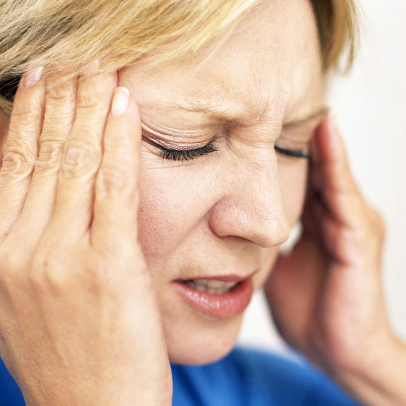 西方人,脸,头,脸颊,一个人,站,闭眼,摸,方图,室内,特写,白天,侧面,欧洲,欧洲人,仅一个年轻女性,仅一个女性,仅一个人,抚摸,棕色,站着,痛,疼,年轻女性,女人,女性,白种人,头部,脸部,脸蛋,面部,闭眼睛,闭着眼,闭着眼睛,触摸,接触,站立,半身,彩图,短发