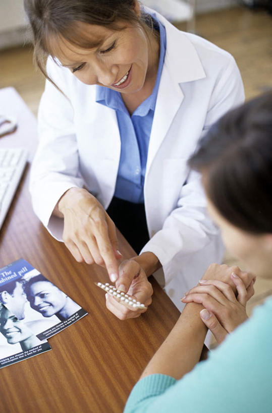 西方人,两个人,医生,坐,笑,微笑,露齿笑,竖图,俯视,室内,白天,安全,桌子,欧洲,欧洲人,握,药剂,药丸,办公桌,防护,拿,拿着,注视,药片,药品,观察,看,医护人员,医疗人员,治疗,握着,观看,保护,药物,察看,避孕,医疗,关注,避孕药,保险,预防,平安,年轻女性,女人,女性,白种人,大夫,坐着,半身,彩图,高角度拍摄