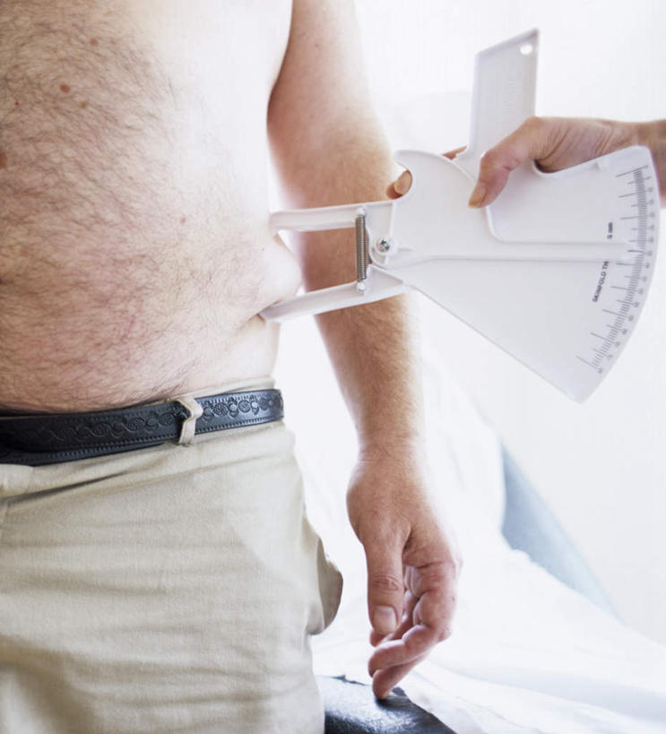 西方人,两个人,医生,病人,站,竖图,室内,特写,白天,正面,生活用品,欧洲,欧洲人,许多,握,测量,毛,器材,刻度,拿,拿着,尺,站着,医护人员,医疗人员,握着,测量工具,快速,精密,尺子,准确,体毛,白大褂,游标卡尺,精度,精准,精细,物理,量具,量仪,卡尺,标卡尺,量爪,主尺,深度尺,直径,厚度,卡规,游标尺,男人,男性,年轻男性,年轻女性,女人,女性,白种人,大夫,患者,就医者,站立,半身,彩图