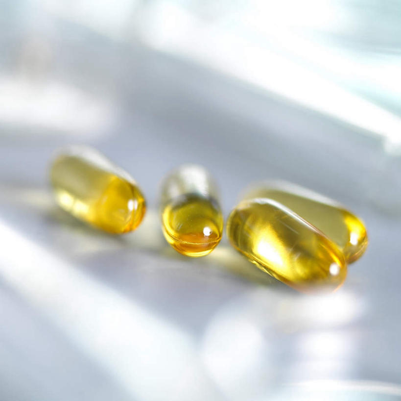 无人,方图,俯视,室内,特写,白天,安全,桌子,静物,蓝色背景,朦胧,模糊,透明,药剂,办公桌,防护,辉煌,胶囊,黄色,药品,健康,治疗,摄影,活泼,影棚,希望,保护,暖色,药物,医疗,保险,预防,光辉,光明,功名,轻快,四粒,平安,彩图,高角度拍摄,影棚拍摄,拍摄