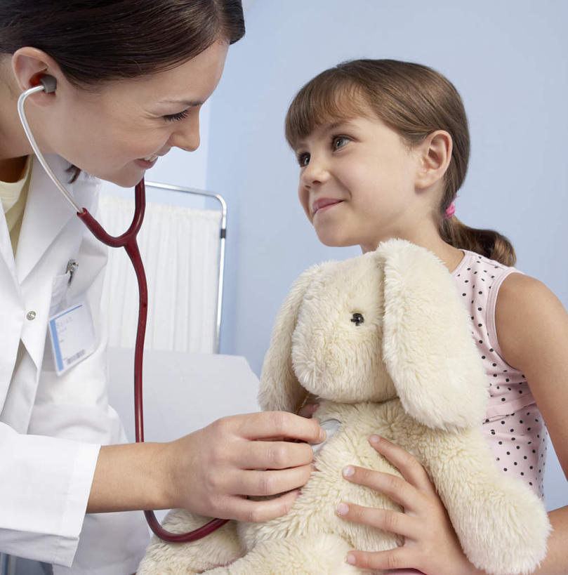 西方人,儿童,两个人,医生,坐,抱,笑,微笑,露齿笑,竖图,室内,白天,正面,游戏,纯洁,床,玩具,欧洲,欧洲人,弯腰,阴影,服装,光线,影子,床单,玩,注视,休闲装,娱乐,被子,小孩,衣服,工作证,听诊器,低头,观察,看,医护人员,医疗人员,休闲,休闲服,可爱,童年,童趣,益智,服饰,单人床,抱着,观看,活动,察看,医疗设备,被单,搂着,白大褂,发泄,关注,消遣,智力,医疗器械,医疗工具,童真,烂漫,无邪,宣泄,弯身,检测工具,天真,女孩,女人,女性,中年女性,白种人,大夫,搂,搂抱,玩耍,嬉戏,坐着,半身,彩图,女生