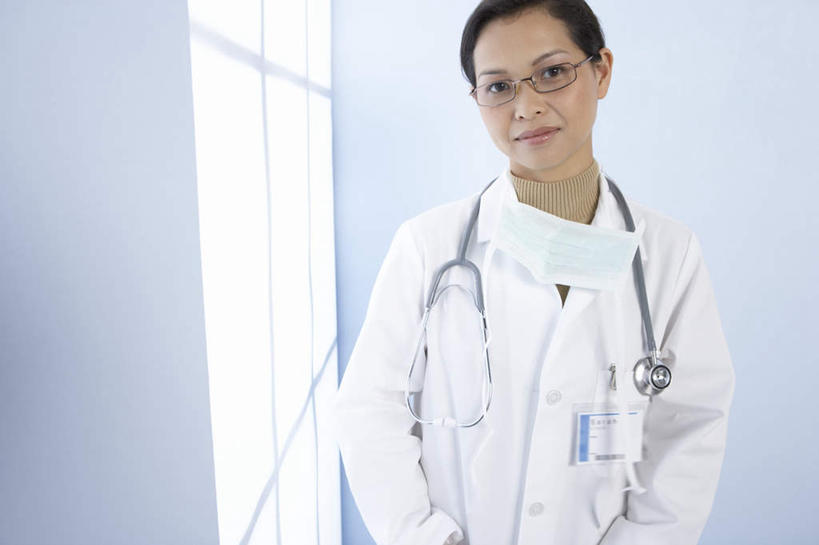东方人,一个人,医生,横图,室内,白天,正面,窗户,落地窗,亚洲,仅一个年轻女性,仅一个女性,仅一个人,吊挂,悬挂,阴影,分离,光线,眼镜,影子,墙,过滤,挂,分开,注视,黄种人,玻璃窗,墙壁,墙面,工作证,口罩,听诊器,观察,看,医护人员,医疗人员,隔断,遮掩,观看,隔离,察看,医疗设备,卫生,掩盖,遮挡,白大褂,关注,净化,间隔,医疗器械,预防,医疗工具,近视眼镜,遮盖,防尘,双手抄兜,双手放兜,掩饰,断绝,隔开,屏蔽,屏绝,远离,中断,阻遏,阻隔,检测工具,年轻女性,女人,女性,亚洲人,大夫,插兜,两手抄兜,两手放兜,手插兜,手放口袋,半身,彩图,手抄兜