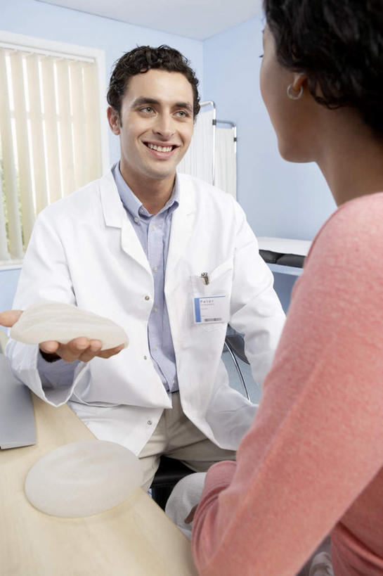 西方人,两个人,医生,坐,说,竖图,室内,白天,正面,讨论,植物,窗户,落地窗,桌子,椅子,欧洲,欧洲人,握,阴影,服装,光线,影子,办公桌,墙,拿,拿着,休闲装,黄种人,玻璃窗,相视,墙壁,墙面,树,树木,衣服,绿色,自然,工作证,会议椅,医护人员,医疗人员,休闲,面对面,休闲服,握着,服饰,生长,成长,对视,办公椅,硅胶,白大褂,相对,相看,商务椅,培训椅,交流,男人,男性,年轻男性,年轻女性,女人,女性,白种人,大夫,沟通,讲话,交谈,商讨,说话,谈话,坐着,半身,彩图,证件