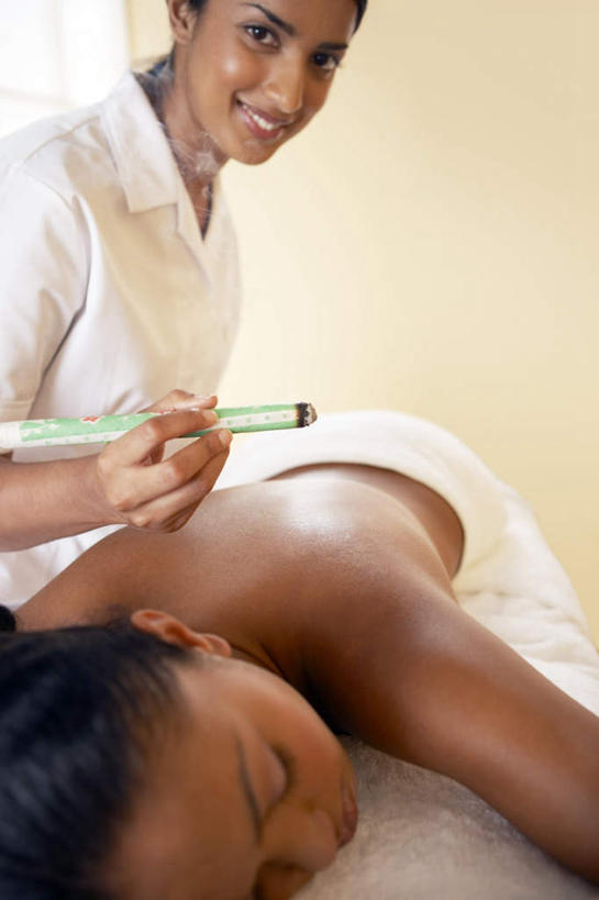 西方人,两个人,站,躺,闭眼,竖图,室内,白天,正面,窗户,欧洲,欧洲人,握,阴影,光线,医学,影子,墙,拿,拿着,文化,玻璃窗,墙壁,墙面,阳光,站着,休闲,治疗,握着,保健,经络,艾草,医疗,穴位,中国文化,针灸,调和,中医,医治,疏通,灸法,针法,中医学,年轻女性,女人,女性,白种人,闭眼睛,闭着眼,闭着眼睛,躺着,站立,半身,彩图,传统文化