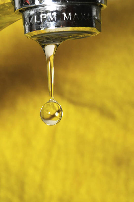 无人,竖图,室内,特写,白天,正面,水,静物,一滴,阴影,黄色背景,朦胧,模糊,光线,英文,标志,水龙头,文字,液体,影子,字符,字母,水滴,标识,开关,一个,阳光,打开,单个,英文字母,阀门,开启,掉落,水咀,彩图