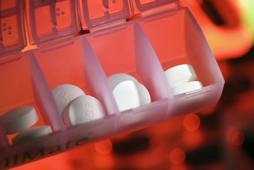 无人,横图,俯视,室内,特写,白天,安全,许多,阴影,朦胧,模糊,光线,英文,标志,颗粒,文字,药剂,影子,字符,塑料,字母,灯光,防护,很多,标识,药盒,盒子,白色,容器,塑料制品,药品,治疗,摄影,影棚,储藏,英文字母,保护,药物,医疗,储存,保险,预防,平安,彩图,高角度拍摄,影棚拍摄,拍摄,贮存