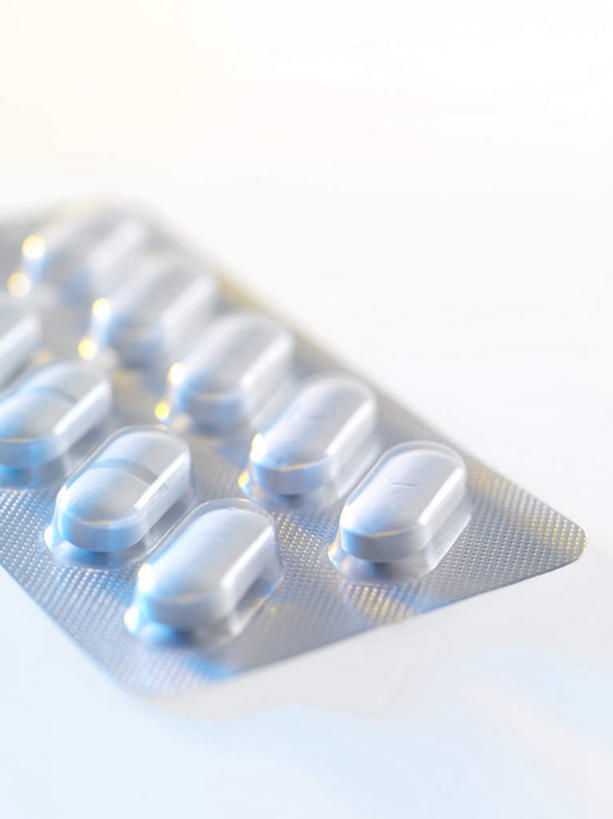 无人,竖图,俯视,室内,白天,白色背景,安全,太阳,许多,阴影,朦胧,模糊,光线,药剂,影子,塑料,防护,很多,胶囊,阳光,包装盒,塑料制品,药品,治疗,摄影,影棚,保护,药物,医疗,抗生素,保险,预防,平安,彩图,高角度拍摄,影棚拍摄,拍摄