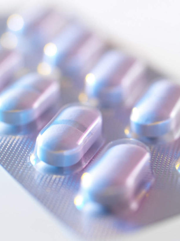 无人,竖图,俯视,室内,特写,白天,白色背景,安全,太阳,许多,阴影,朦胧,模糊,光线,药剂,影子,塑料,防护,很多,胶囊,阳光,包装盒,塑料制品,药品,治疗,摄影,影棚,保护,药物,医疗,抗生素,保险,预防,平安,彩图,高角度拍摄,影棚拍摄,拍摄