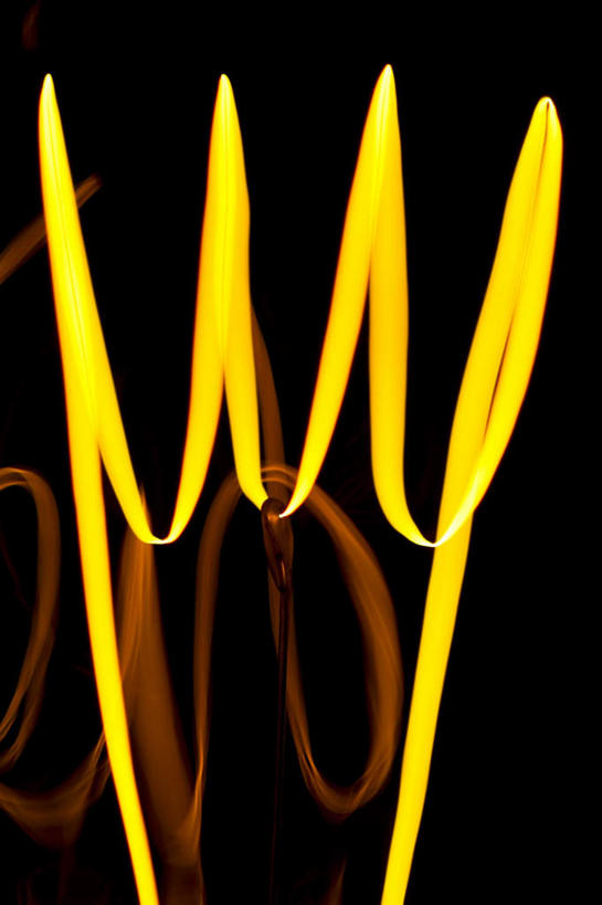 无人,竖图,插画,室内,特写,白天,正面,数码,科技,照明,一根,阴影,黑色背景,曲折,弯曲,反射,网络,灯泡,螺旋,影子,高光,几何,计算机图形,合成,图画,旋转,灯,画,黄色,灯具,白炽灯,蜿蜒,照亮,电脑合成图,数码合成图,灯丝,漫画,扭转,照明工具,写实,具体,具象,白炽灯泡,彩图