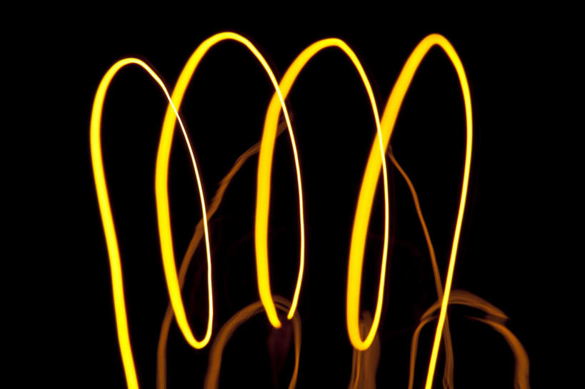 无人,横图,插画,室内,特写,白天,正面,数码,科技,照明,一根,阴影,黑色背景,曲折,弯曲,反射,网络,灯泡,螺旋,影子,高光,几何,计算机图形,合成,图画,旋转,灯,画,黄色,灯具,白炽灯,蜿蜒,照亮,电脑合成图,数码合成图,灯丝,漫画,扭转,照明工具,写实,具体,具象,白炽灯泡,彩图