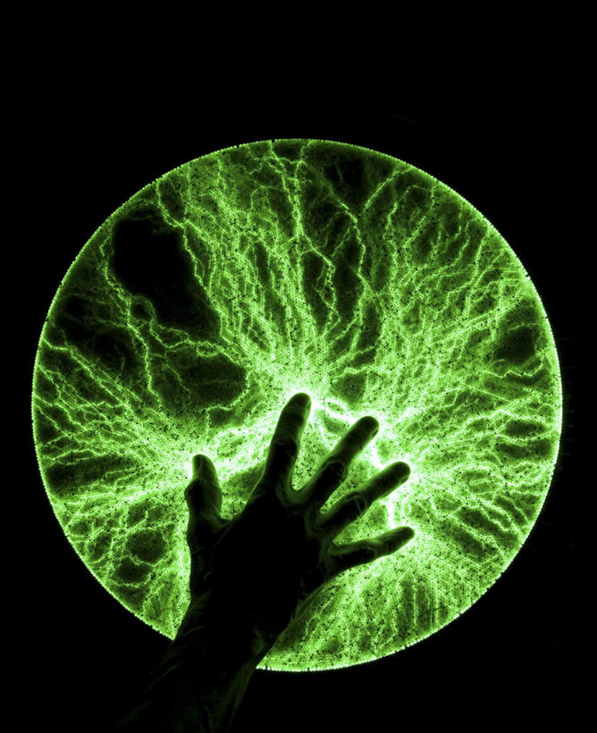 西方人,手,一个人,站,竖图,插画,室内,特写,白天,数码,科技,欧洲,欧洲人,仅一个男性,仅一个人,阴影,发光,网络,圆形,高光,几何,计算机图形,合成,图画,画,仅一个年轻男性,背面,绿色,站着,手部,手指,电脑合成图,数码合成图,漫画,写实,具体,具象,等离子球,男人,男性,年轻男性,白种人,站立,半身,彩图