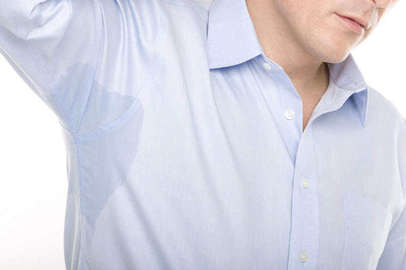 西方人,一个人,举,竖图,室内,特写,白天,白色背景,正面,欧洲,欧洲人,仅一个男性,仅一个人,阴影,服装,光线,影子,灯光,注视,休闲装,仅一个年轻男性,衣服,观察,看,托,休闲,休闲服,摄影,服饰,影棚,汗水,观看,察看,关注,腋下,汗渍,男人,男性,年轻男性,白种人,举起,举手,举着,向上举,向上伸,向上托,半身,彩图,影棚拍摄,拍摄