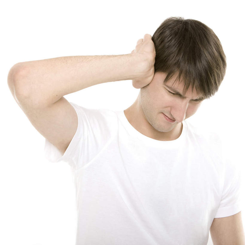 西方人,耳朵,一个人,竖图,室内,白天,白色背景,正面,欧洲,欧洲人,仅一个男性,仅一个人,阴影,服装,光线,影子,灯光,注视,休闲装,仅一个年轻男性,衣服,低头,观察,看,休闲,休闲服,摄影,服饰,影棚,观看,察看,关注,烦闷,抑郁,男人,男性,年轻男性,白种人,耳,耳部,半身,彩图,影棚拍摄,拍摄