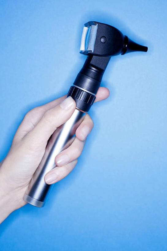 西方人,手,一个人,站,竖图,室内,特写,白天,正面,镜子,欧洲,欧洲人,仅一个年轻女性,仅一个女性,仅一个人,握,蓝色背景,反射,拿,拿着,站着,手部,握着,摄影,影棚,单手,镜像,镜面,医疗器械,耳镜,光学,年轻女性,女人,女性,白种人,站立,半身,彩图,影棚拍摄,拍摄