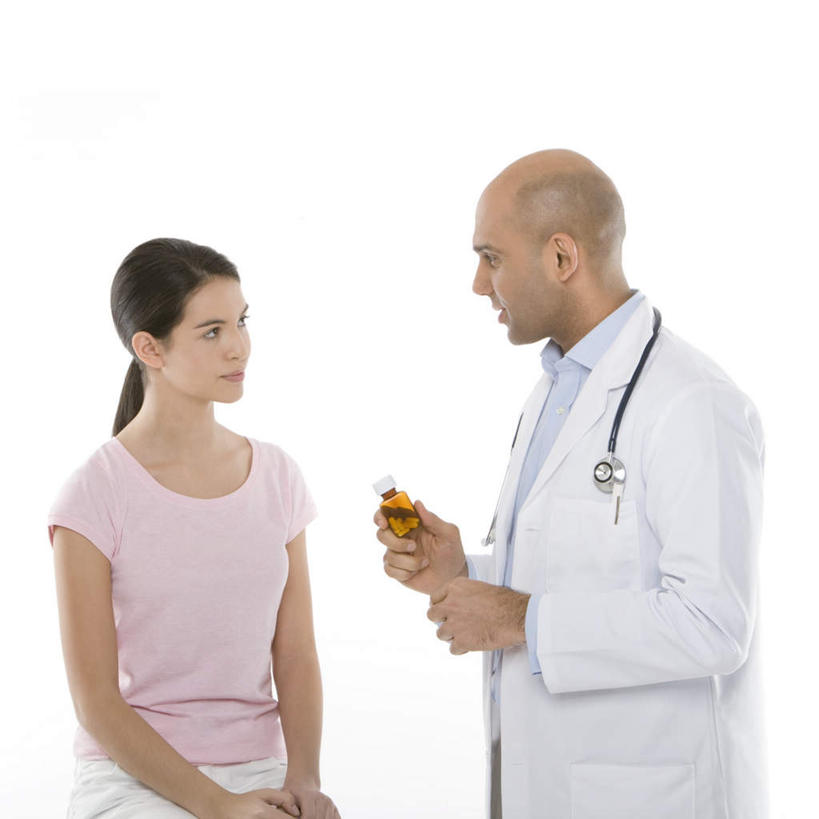 西方人,两个人,医生,病人,站,坐,方图,室内,白天,白色背景,侧面,工作服,衬衫,制服,欧洲,欧洲人,吊挂,握,悬挂,服装,罐子,挂,拿,拿着,注视,休闲装,玻璃制品,衣服,玻璃瓶,瓶子,听诊器,观察,看,站着,医护人员,医疗人员,休闲,休闲服,握着,摄影,服饰,影棚,观看,察看,医疗设备,白大褂,关注,医疗器械,避孕药,医疗工具,工作制服,检测工具,男人,男性,年轻女性,女人,女性,中年男性,白种人,大夫,患者,就医者,抬头,仰头,站立,坐着,半身,彩图,影棚拍摄,衬衣,工作套服,拍摄