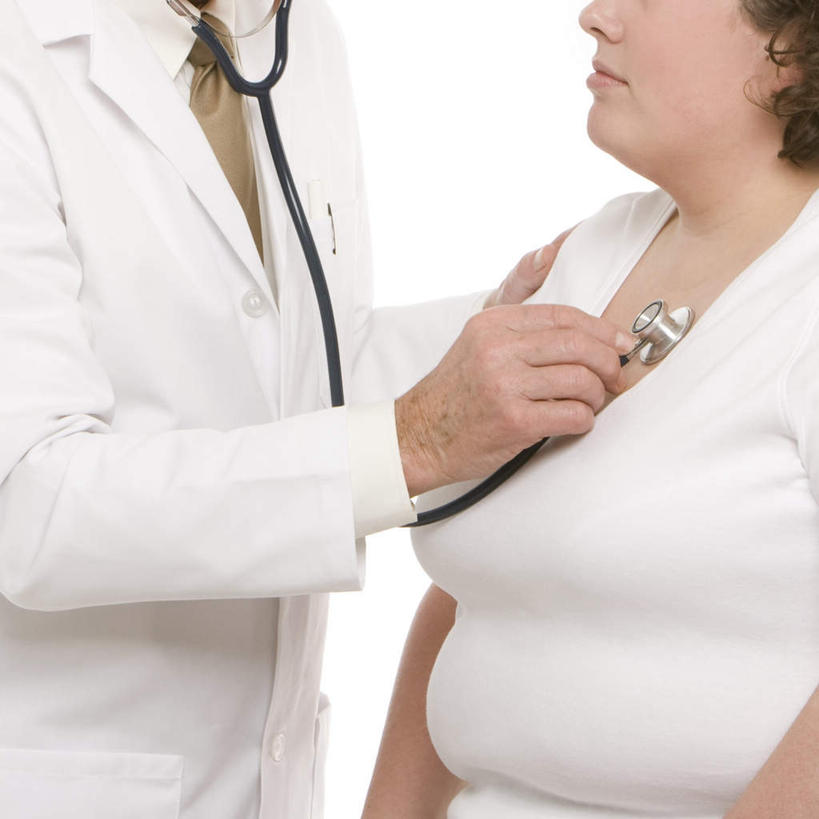 西方人,腹部,肥胖,两个人,医生,病人,站,坐,方图,室内,白天,侧面,欧洲,欧洲人,服装,注视,休闲装,衣服,听诊器,观察,看,站着,医护人员,医疗人员,休闲,休闲服,服饰,观看,察看,医疗设备,看病,白大褂,关注,医疗器械,医疗工具,肥,胖,检测工具,男人,男性,女人,女性,中年男性,中年女性,白种人,腹,肚子,大夫,患者,就医者,站立,坐着,半身,彩图