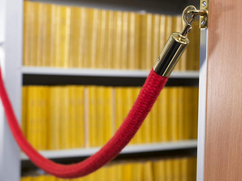 无人,横图,室内,白天,正面,储藏室,金属制品,一排,许多,阴影,朦胧,模糊,整齐,光线,金属,木制,材料,档案,文件,影子,很多,排列,红色,木制品,绳子,资料,绳索,队列,文档,彩图