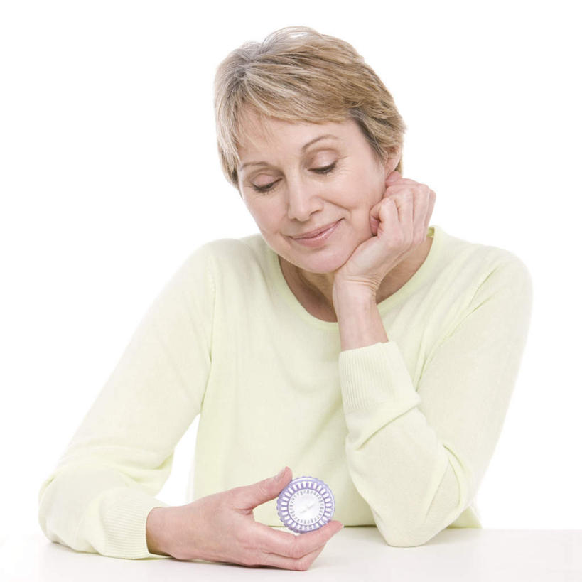 西方人,一个人,方图,室内,白天,白色背景,正面,安全,欧洲,欧洲人,仅一个女性,仅一个人,握,服装,罐子,药剂,药丸,塑料,防护,注视,休闲装,药片,一个,衣服,绿色,塑料制品,药品,低头,观察,看,休闲,休闲服,金色,治疗,握着,摄影,服饰,仅一个老年女性,影棚,单个,观看,保护,药物,察看,医疗,关注,保险,预防,一罐,平安,老年女性,女人,女性,白种人,半身,彩图,影棚拍摄,拍摄,短发