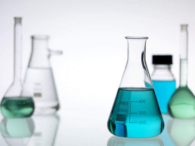 无人,横图,室内,白天,白色背景,正面,实验,仪器,水,静物,杯子,阴影,朦胧,模糊,研究,透明,分析,光线,化学,测试,标志,溶液,烧杯,数字,文字,液体,影子,字符,水滴,标识,玻璃制品,玻璃瓶,瓶子,药水,四个,器皿,摄影,阿拉伯数字,影棚,计量,玻璃仪器,试验耗材,实验用品,玻璃杯,彩图,影棚拍摄,拍摄