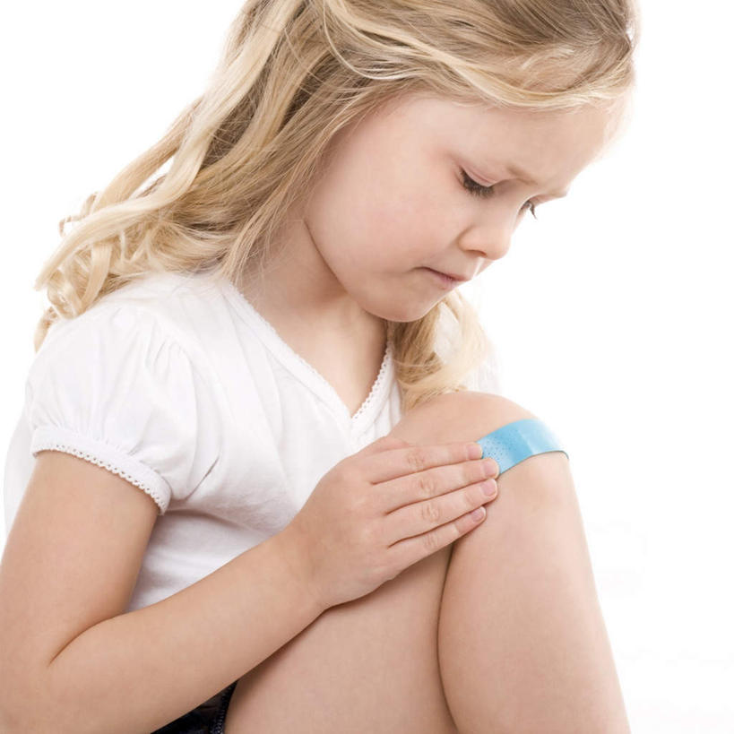 西方人,儿童,一个人,坐,方图,室内,白天,白色背景,侧面,欧洲,欧洲人,仅一个女性,仅一个人,阴影,服装,光线,影子,注视,休闲装,小孩,衣服,医疗用品,低头,观察,看,仅一个小孩,休闲,难受,休闲服,治疗,忧伤,摄影,服饰,影棚,抱膝,观看,察看,医疗,医疗设备,难过,尴尬,关注,痛苦,胶布,惆怅,止血,丢脸,难熬,难得,难堪,难看,为难,女孩,女人,女性,白种人,孩子,绷带,创可贴,坐着,半身,彩图,影棚拍摄,拍摄,女生