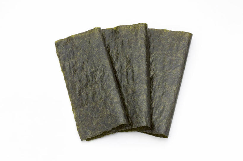 无人,横图,俯视,室内,特写,白天,白色背景,餐桌,桌子,一排,阴影,整齐,反射,影子,紫菜,三片,排列,摄影,影棚,餐台,队列,膜菜,索菜,坛紫菜,子菜,紫英,紫瑛,彩图,高角度拍摄,影棚拍摄,拍摄