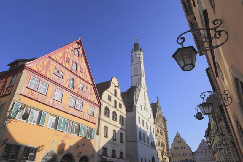 无人,家,横图,室外,白天,仰视,旅游,度假,美景,窗户,城市风光,城市,建筑,照明,德国,欧洲,阴影,光线,壁灯,影子,房屋,墙,屋子,景观,公寓,灯光,娱乐,建设,洋房,楼房,玻璃窗,墙壁,墙面,住宅,灯,蓝色,蓝天,天空,阳光,灯具,天,享受,休闲,景色,放松,晴朗,照亮,照明设备,西欧,万里无云,德意志联邦共和国,巴伐利亚,巴伐利亚州,拜恩州,拜恩自由州,罗滕堡,晴空,晴空万里,彩图,低角度拍摄,房子,中弗兰肯行政区