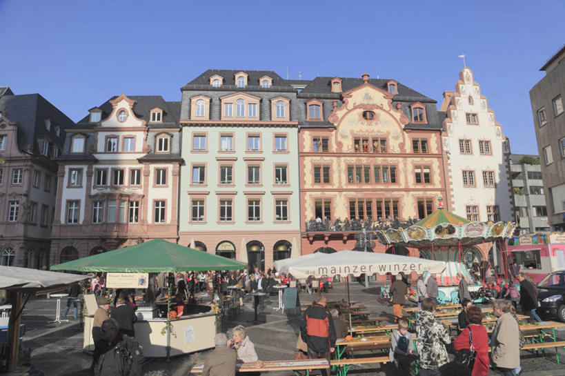 西方人,家,坐,走,横图,室外,白天,正面,旅游,度假,美景,窗户,城市风光,城市,建筑,椅子,德国,欧洲,欧洲人,行人,游客,游人,阴影,服装,光线,伞,影子,雨伞,遮阳伞,房屋,木椅,墙,屋子,景观,公寓,许多人,休闲装,娱乐,阳伞,建设,洋房,楼房,路人,旅客,玻璃窗,墙壁,墙面,住宅,衣服,蓝色,蓝天,天空,阳光,天,一群人,享受,休闲,休闲服,景色,放松,服饰,晴朗,太阳伞,西欧,万里无云,德意志联邦共和国,首府,莱茵兰.普法尔茨州,美因茨,过客,男人,男性,年轻男性,年轻女性,女人,女性,白种人,晴空,晴空万里,步行,散步,走路,坐着,半身,彩图,房子