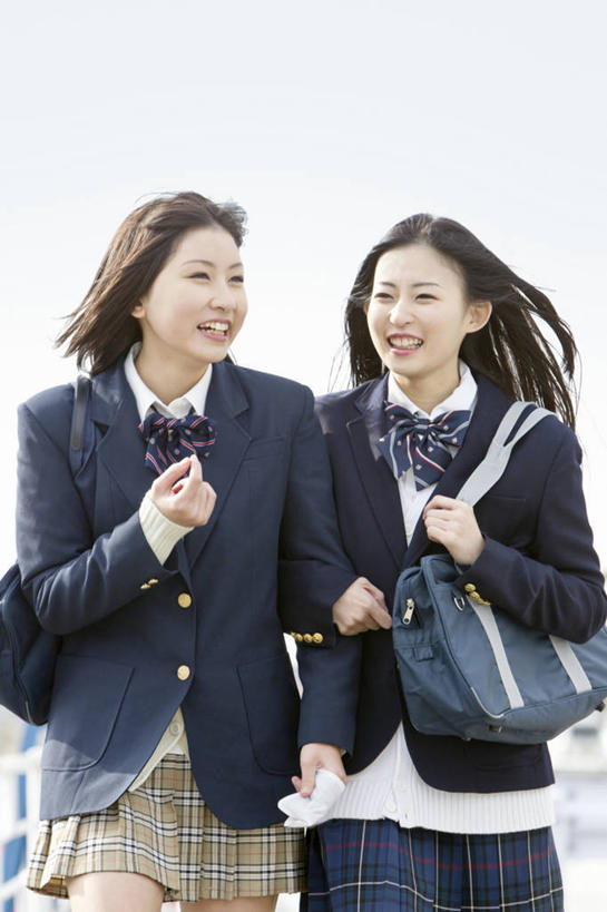 东方人,两个人,伙伴,朋友,走,笑,微笑,露齿笑,竖图,室外,白天,正面,制服,友谊,亚洲,阴影,服装,光线,包,书包,影子,注视,黄种人,蓝色,蓝天,天空,阳光,背包,天,观察,看,手挽手,同学,校服,晴朗,观看,单肩包,察看,校友,关注,学生服,万里无云,同窗,学友,友情,年轻女性,女人,女性,亚洲人,晴空,晴空万里,步行,散步,走路,半身,彩图