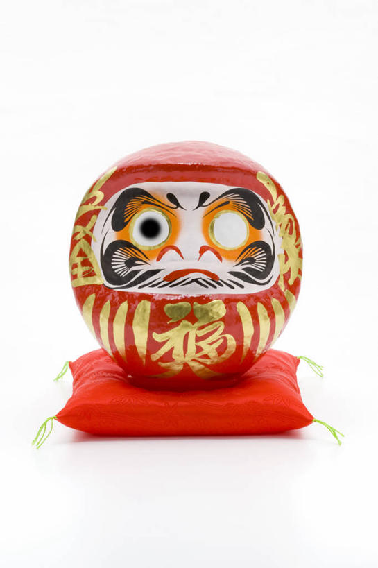 无人,竖图,室内,特写,白天,白色背景,正面,靠垫,桌面,桌子,静物,阴影,反射,娃娃,影子,靠枕,祝福,文化,传统,一个,红色,垫子,枕头,祈祷,祈福,健康,许愿,摄影,影棚,单个,纪念,祈求,吉祥,好运,平安,彩图,影棚拍摄,拍摄,达摩吉祥娃娃