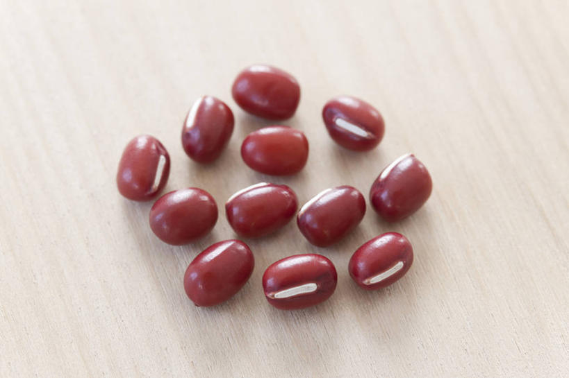 无人,横图,俯视,室内,特写,白天,爱情,植物,桌面,桌子,豆,蔬菜,阴影,新鲜,反射,木制,影子,豆类,豆子,红豆,食品,相思豆,食物,排列,红色,木制品,摄影,冬青,有机食品,绿色食品,影棚,豆科,相思,摆列,彩图,高角度拍摄,影棚拍摄,拍摄,布列,分列