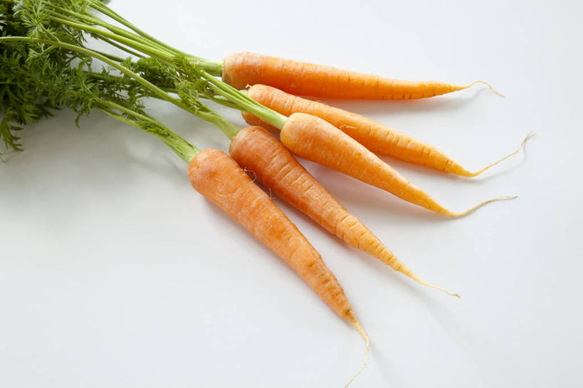 无人,横图,俯视,室内,特写,白天,白色背景,餐桌,桌子,萝卜,胡萝卜,蔬菜,五个,许多,阴影,新鲜,反射,影子,食品,食物,橙色,摄影,有机食品,绿色食品,影棚,餐台,黄萝卜,番萝卜,红萝卜,甘荀,彩图,高角度拍摄,影棚拍摄,拍摄,丁香萝卜,胡芦菔金,金笋