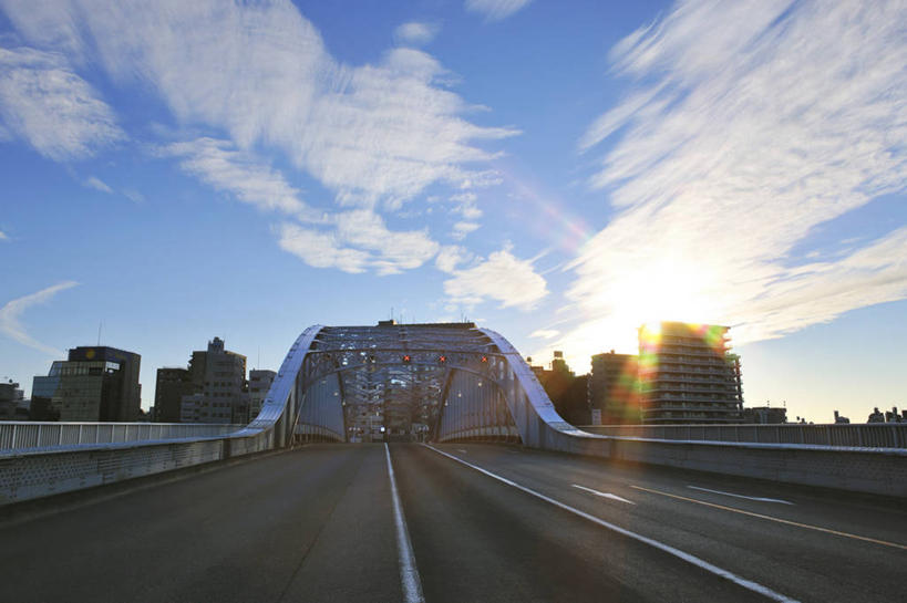 无人,高楼大厦,横图,室外,白天,正面,度假,美景,太阳,城市风光,标志建筑,城市,大桥,大厦,道路,地标,建筑,立交桥,路,摩天大楼,桥梁,公路,东京,日本,亚洲,阴影,光线,影子,景观,云,云朵,高架,建筑群,斜拉桥,桥,分界线,停车线,交通,中央区,云彩,娱乐,建设,蓝色,白云,蓝天,天空,阳光,天,享受,休闲,景色,放松,晴朗,车行道,车行道分界线,标线,东亚,车行线,本州,关东地方,本州岛,日本国,东京都,晴空,马路,彩图,镜头光晕,透镜闪耀,眩光,大楼,高层建筑,高楼,摩天楼,永代桥