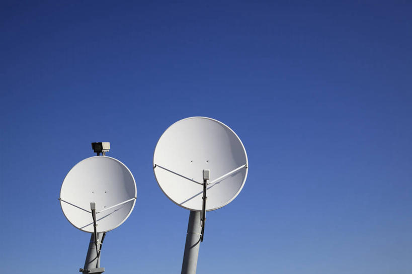 无人,横图,室外,白天,仰视,天线,卫星,阴影,光线,影子,两个,蓝色,白色,蓝天,天空,阳光,天,晴朗,信号,无线电,卫星天线,万里无云,卫星通信,卫星信号,晴空,晴空万里,彩图,低角度拍摄
