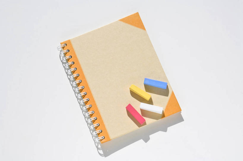 无人,横图,俯视,室内,特写,白天,白色背景,静物,阴影,反射,笔,蜡笔,影子,办公用品,素描本,文具,一个,黄色,红色,蓝色,白色,本子,学习用品,四支,摄影,影棚,单个,文具用品,彩图,高角度拍摄,影棚拍摄,拍摄,速写本,画画本,绘图本,手绘本,涂鸦本