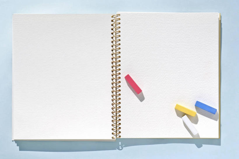 无人,横图,俯视,室内,特写,白天,静物,阴影,蓝色背景,反射,笔,蜡笔,影子,办公用品,素描本,文具,一个,黄色,红色,蓝色,白色,本子,学习用品,四支,摄影,影棚,单个,文具用品,彩图,高角度拍摄,影棚拍摄,拍摄,速写本,画画本,绘图本,手绘本,涂鸦本