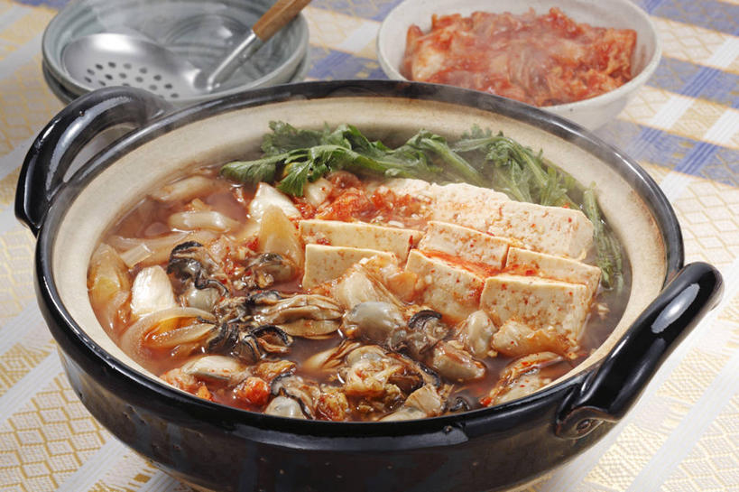 豆腐,泡菜,无人,横图,俯视,室内,特写,白天,烹饪,雾,餐桌,桌子,蔬菜,厨具,一堆,许多,阴影,堆叠,堆积,沸腾,新鲜,反射,蒸汽,布料,炖锅,锅子,滤器,影子,勺子,陶瓷,料理,食品,陶瓷制品,水蒸气,很多,韩式,布纹,锅,火锅,菜肴,美食,桌布,食物,餐巾,台布,佳肴,有机食品,绿色食品,餐台,锅具,堆,豆制品,韩国料理,漏勺,韩国菜,韩式料理,烹饪用具,韩国泡菜,蒸发,暖锅,烹调用具,餐桌布,烹调,彩图,高角度拍摄,韩式泡菜火锅,泡菜火锅