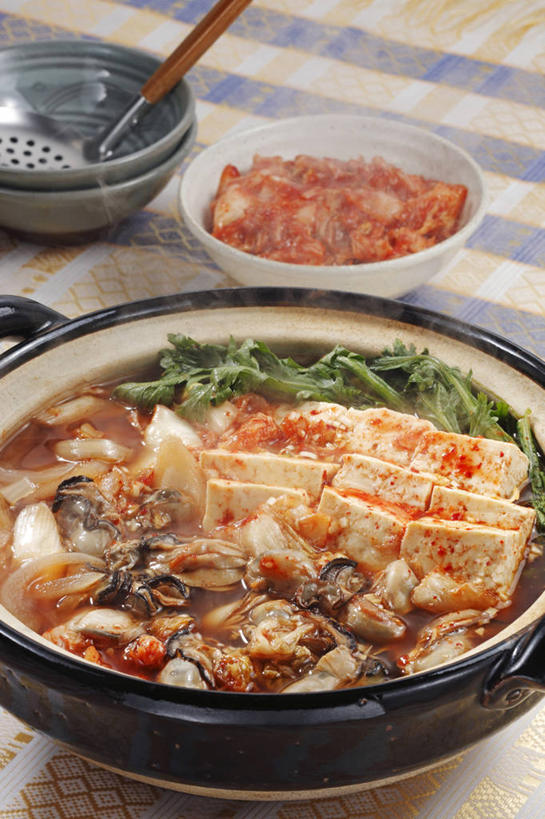 豆腐,泡菜,无人,竖图,俯视,室内,特写,白天,烹饪,雾,餐桌,桌子,蔬菜,厨具,一堆,许多,阴影,堆叠,堆积,沸腾,新鲜,反射,蒸汽,布料,炖锅,锅子,滤器,影子,勺子,陶瓷,料理,食品,陶瓷制品,水蒸气,很多,韩式,布纹,锅,火锅,菜肴,美食,桌布,食物,餐巾,台布,佳肴,有机食品,绿色食品,餐台,锅具,堆,豆制品,韩国料理,漏勺,韩国菜,韩式料理,烹饪用具,韩国泡菜,蒸发,暖锅,烹调用具,餐桌布,烹调,彩图,高角度拍摄,韩式泡菜火锅,泡菜火锅