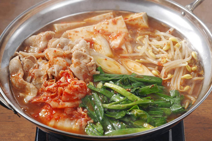 豆腐,泡菜,无人,横图,俯视,室内,特写,白天,烹饪,餐桌,桌子,洋葱,厨具,阴影,反射,炖锅,锅子,影子,陶瓷,肉,料理,食品,陶瓷制品,韩式,锅,火锅,猪肉,菜肴,美食,肉类,食物,一个,佳肴,单个,餐台,锅具,豆制品,玉葱,韩国料理,肉食,韩国菜,韩式料理,烹饪用具,韩国泡菜,豚肉,暖锅,荷兰葱,烹调用具,圆葱,洋葱头,球葱,葱头,烹调,彩图,高角度拍摄,韩式泡菜火锅,泡菜火锅