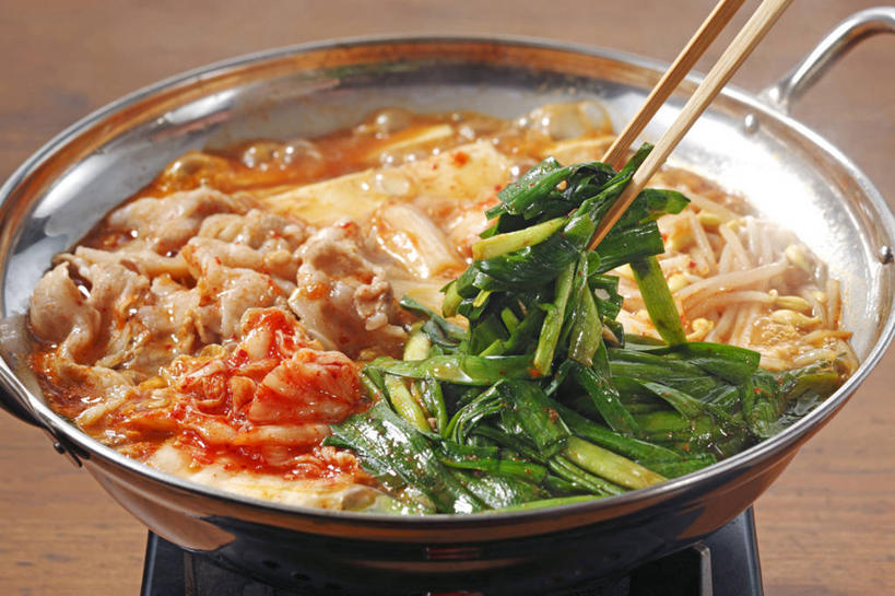 豆腐,泡菜,无人,横图,俯视,室内,特写,白天,烹饪,餐桌,筷子,桌子,洋葱,餐具,厨具,一双,阴影,反射,炖锅,锅子,影子,陶瓷,肉,料理,食品,陶瓷制品,韩式,文化,传统,锅,火锅,猪肉,菜肴,美食,肉类,食物,一个,佳肴,单个,餐台,锅具,礼节,豆制品,玉葱,韩国料理,礼仪,肉食,韩国菜,韩式料理,烹饪用具,韩国泡菜,豚肉,暖锅,荷兰葱,进餐用具,烹调用具,圆葱,洋葱头,球葱,葱头,烹调,彩图,高角度拍摄,韩式泡菜火锅,泡菜火锅