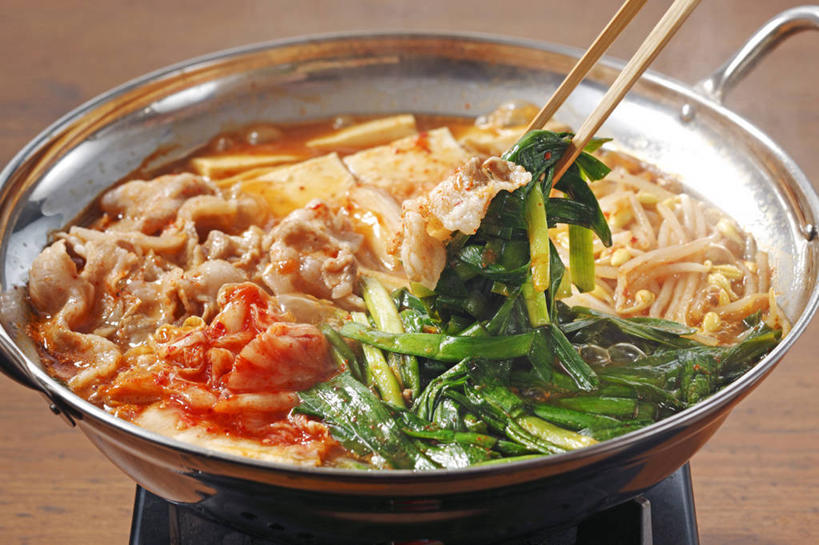 豆腐,泡菜,无人,横图,俯视,室内,特写,白天,烹饪,餐桌,筷子,桌子,洋葱,餐具,厨具,一双,阴影,反射,炖锅,锅子,影子,陶瓷,肉,料理,食品,陶瓷制品,韩式,文化,传统,锅,火锅,猪肉,菜肴,美食,肉类,食物,一个,佳肴,单个,餐台,锅具,礼节,豆制品,玉葱,韩国料理,礼仪,肉食,韩国菜,韩式料理,烹饪用具,韩国泡菜,豚肉,暖锅,荷兰葱,进餐用具,烹调用具,圆葱,洋葱头,球葱,葱头,烹调,彩图,高角度拍摄,韩式泡菜火锅,泡菜火锅