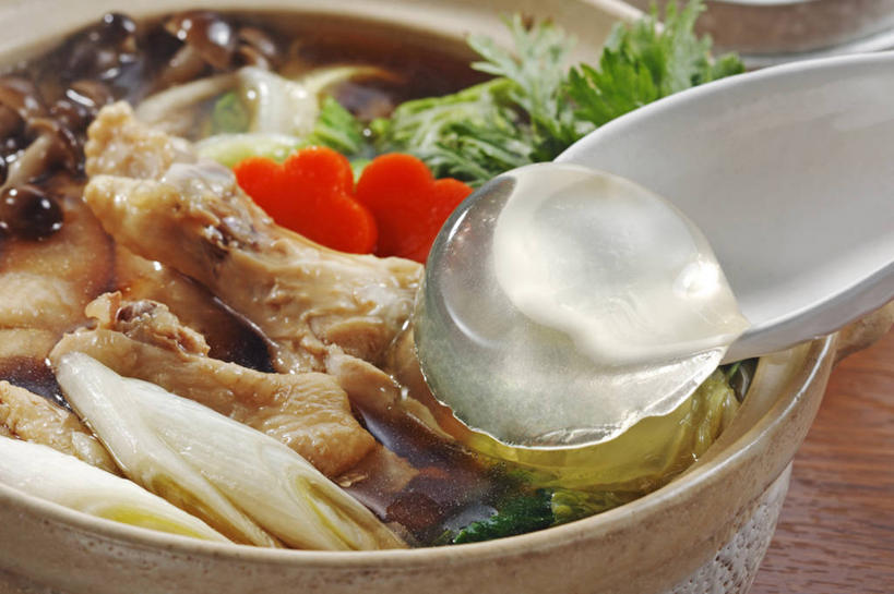 无人,横图,俯视,室内,特写,白天,烹饪,桌面,桌子,萝卜,胡萝卜,蔬菜,厨具,阴影,朦胧,模糊,新鲜,反射,木制,锅子,砂锅,影子,勺子,陶瓷,鸡肉,肉,日本料理,料理,食品,陶瓷制品,锅,火锅,菜肴,美食,肉类,食物,木制品,调羹,汤匙,日式料理,日式,佳肴,有机食品,绿色食品,锅具,黄萝卜,番萝卜,肉食,烹饪用具,日式火锅,暖锅,烹调用具,红萝卜,甘荀,烹调,彩图,高角度拍摄,丁香萝卜,胡芦菔金,金笋