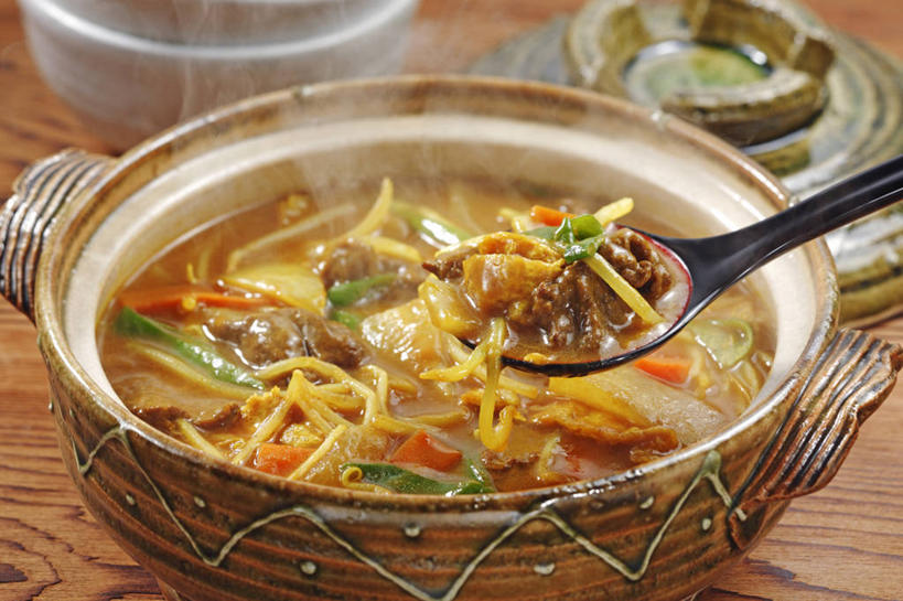 咖哩,无人,横图,俯视,室内,特写,白天,烹饪,雾,桌面,桌子,厨具,一把,阴影,沸腾,朦胧,模糊,反射,木制,蒸汽,锅子,砂锅,影子,勺子,陶瓷,调料,肉,日本料理,牛肉,料理,食品,陶瓷制品,水蒸气,雾气,调味品,调味料,锅,咖喱,菜肴,美食,肉类,食物,木制品,容器,调羹,汤匙,碗,日式料理,日式,佳肴,锅具,储藏,气体,储存,肉食,烹饪用具,蒸发,寿喜锅,烹调用具,烹调,彩图,高角度拍摄,牛肉火锅,贮存