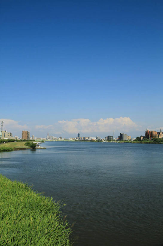 无人,家,竖图,室外,白天,正面,旅游,度假,草地,草坪,河流,美景,水,植物,长野县,日本,亚洲,阴影,光线,影子,房屋,屋子,河水,景观,水流,云,云朵,公寓,云彩,娱乐,洋房,楼房,住宅,草,蓝色,绿色,白云,蓝天,天空,阳光,自然,天,享受,休闲,景色,放松,晴朗,自然风光,东亚,本州,本州岛,日本国,中部地方,长野,新潟,新潟县,信浓川,晴空,彩图,房子