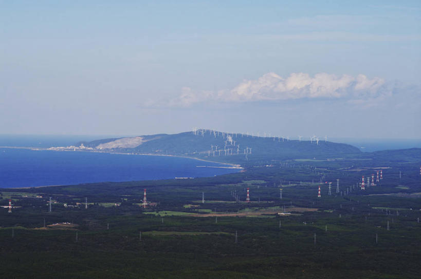 无人,横图,俯视,航拍,室外,白天,旅游,度假,农业,风能,风力发电机,草地,草坪,海浪,海洋,美景,山,山脉,树林,植物,风车,日本,亚洲,阴影,环保,电力,光线,影子,景观,浪花,山峰,云,云朵,山峦,云彩,娱乐,设备,草,树,树木,蓝色,绿色,白云,蓝天,天空,阳光,自然,海水,群山,天,享受,休闲,发电,机械,景色,放松,工业,生长,能源,晴朗,成长,资源,风力机,鸟瞰,自然风光,海景,利用,低碳,东亚,本州,本州岛,日本国,青森,青森县,东北地方,风力发电,风力涡轮机,大海,风浪,海,海水的波动,近岸浪,涌浪,晴空,彩图,高角度拍摄,下北半岛,下北郡,陆奥市
