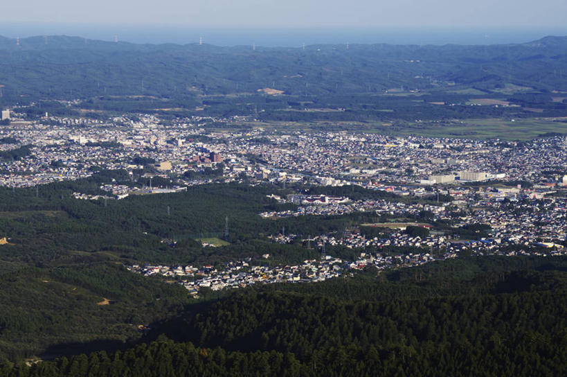 无人,家,横图,俯视,航拍,室外,白天,旅游,度假,海浪,海洋,美景,树林,植物,城市风光,城市,建筑,日本,亚洲,阴影,光线,影子,房屋,屋子,景观,浪花,公寓,建筑群,娱乐,建设,洋房,楼房,住宅,树,树木,绿色,阳光,自然,海水,享受,休闲,景色,放松,生长,成长,鸟瞰,海景,东亚,本州,本州岛,日本国,青森,青森县,东北地方,大海,风浪,海,海水的波动,近岸浪,涌浪,彩图,高角度拍摄,房子,下北半岛,下北郡,陆奥市