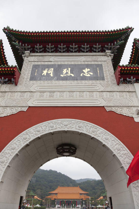 无人,竖图,室外,白天,仰视,旅游,度假,名胜古迹,标志建筑,地标,建筑,雕塑,台湾,中国,亚洲,阴影,遗迹,艺术,装饰,光线,标志,雕刻,雕像,文字,影子,字符,云,云朵,拱门,云彩,古迹,文物,娱乐,标识,建设,古建筑,石雕,石刻,蓝色,白云,蓝天,天空,阳光,石碑,工艺品,天,享受,休闲,汉字,旅游胜地,放松,晴朗,纪念,美术,蒋介石纪念堂,中正纪念堂,中文,主题,陈列,古文明,东亚,台北,港澳台,中华人民共和国,省会,功能,美学,国文,华文,台北市,台湾省,蒋公纪念堂,中正区,晴空,彩图,低角度拍摄,台