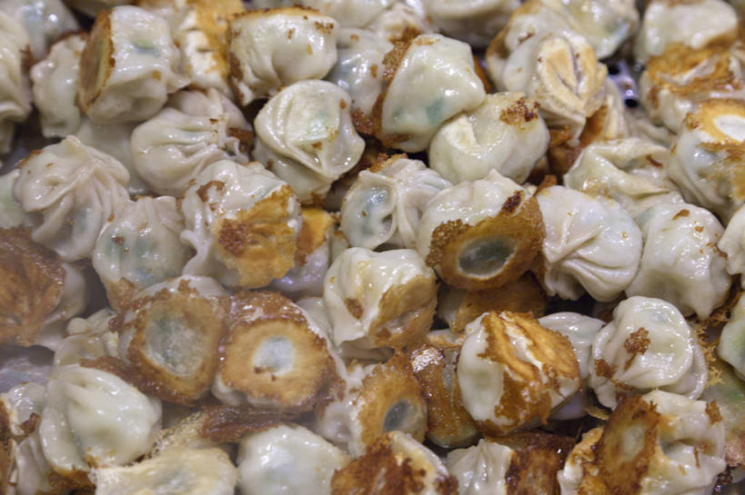 点心,馄饨,面食,无人,横图,俯视,室内,特写,白天,一堆,许多,阴影,堆叠,堆积,反射,影子,油炸,料理,食品,面点,美食,食物,中式,堆,扁肉,彩图,高角度拍摄,炸馄饨