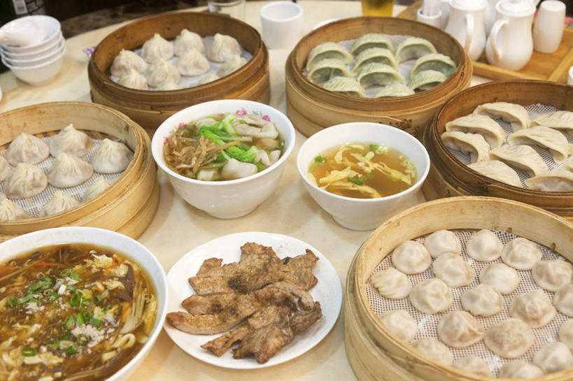 点心,蒸笼,无人,横图,俯视,室内,特写,白天,烹饪,厨具,许多,阴影,竹制,反射,影子,陶瓷,肉,料理,食品,包子,面点,陶瓷制品,美食,肉类,食物,容器,碗,小笼包,中式,储藏,竹制品,储存,笼屉,肉食,烹饪用具,烹调用具,烹调,彩图,高角度拍摄,贮存